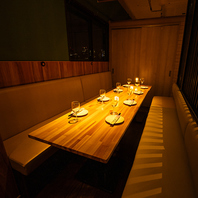 ゆったりとくつろげるモダン個室は予約必須！