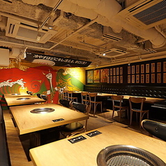 店内は、活気あふれる「大衆感」をコンセプトとした、居心地の良い空間をご提供しております。ご家族やご友人、同僚の方々と、肩肘張らず賑やかに焼肉をお楽しみいただけます。