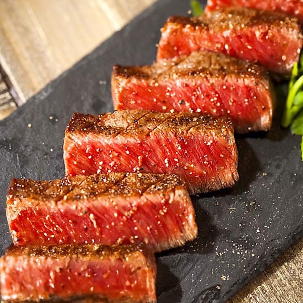 鶏肉料理はもちろん、特製ローストビーフや牛ステーキなどの肉料理も絶品揃い！お酒との相性も抜群♪