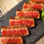 鶏肉料理はもちろん、特製ローストビーフや牛ステーキなどの肉料理も絶品揃い！お酒との相性も抜群♪