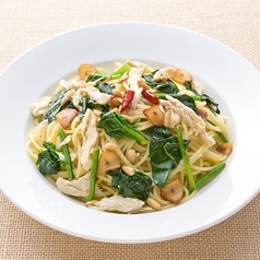 蒸し鶏とほうれん草松の実のペペロンチーノ