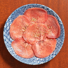 当店自慢の塩たん！白ごまの風味が食欲をそそる逸品です