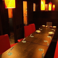 海浜幕張での団体様の宴会も安心の宴会個室♪テーブルタイプの広々とした個室空間は人数様に合わせて、最大80名様までご案内可能となっております。海浜幕張での同窓会など団体様の宴会に最適なゆったり寛ぎの個室空間となっております♪団体様の宴会に最適な幹事様特典などお得な宴会特典もご用意♪