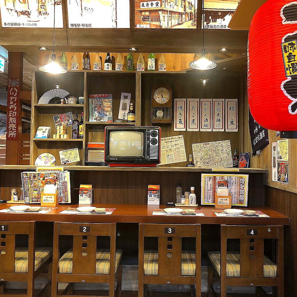 昭和レトロな作りのカウンター席も、とっても素敵です♪