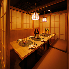 8名様まで利用できる個室席は、家族での集まりや友人同士のグループ飲みに最適な広さ。温かい照明が優しく空間を包み、賑やかな場面でも落ち着いて過ごせます。テーブルも広めで料理のシェアがしやすく、会話が自然と生まれる心地よさが魅力。幅広いシーンで満足いただける人気の席です。