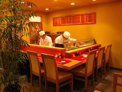 創業昭和8年の老舗のお店。70年以上継ぎ足しながら創られた鰻のタレは絶品です！
