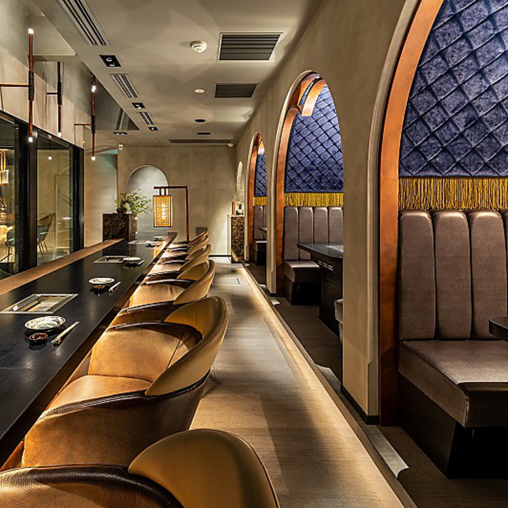 ゆったりとしたカウンター席やソファ席。上質な空間でどうぞごゆっくりとお過ごしください。