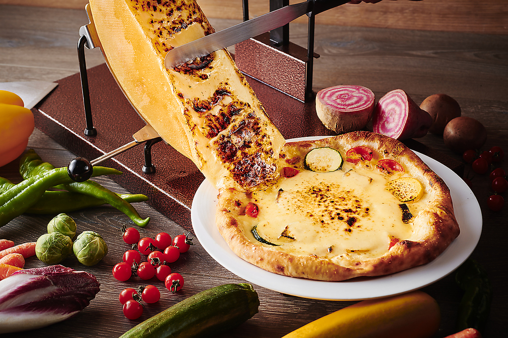 目の前仕上げの花畑牧場ラクレットチーズと季節な野菜のピザ！