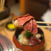 平日限定の圧巻ランチメニューの数々。1杯目はそのままで。2杯目は出し汁かけてお楽しみいただけます。甘ダレで味付けされた阿波牛は口の中いっぱいに広がり牛ひつまぶしの虜になること間違いなし!