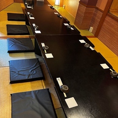 2階個室(座敷・9～14名様/喫煙)9～14名様までご利用いただける喫煙可能な個室です。会社のご宴会や歓送迎会など、様々なシーンに最適。ゆったりとした和の空間で、旬の料理と地酒を囲みながら心地よいひとときをお過ごしください。