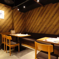 ゆったりできるテーブル席