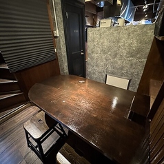 1階奥は広々としたテーブル席が広がります。おしゃれで落ち着いた雰囲気の店内は、思わず長居したくなる居心地の良さ！