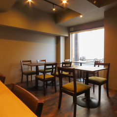 【4名様掛けテーブル席】少人数のグループでのご来店にぴったりな4名様用テーブル席もご用意しております。ご友人との飲み会や、女子会などにぜひご利用ください☆駅近アクセス良好なので、終電を気にせずにお楽しみいただけます！