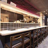 高級感漂うオープンキッチンのカウンター席