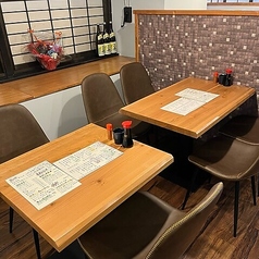 木目調の店内は、木のぬくもりを感じられる落ち着いた和モダンスタイルが特徴。カウンター、テーブルと多彩なお席をご用意しておりますので、様々なシーンでご利用いただけます。ゆったり落ち着いた空間の中、お食事を楽しんでいただけます。各種ご宴会利用にもどうぞ!