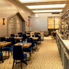 広々として暖かな雰囲気が漂うワンフロアの空間は、Tokyoの真ん中でゆったりとした非日常を彩ります。