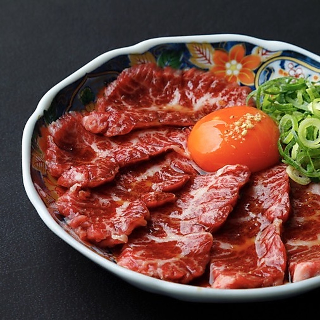 肉厚で程よいサシの最高峰和牛ハラミのみを使用しており、融点が低く、甘い脂が口の中でとろけます。