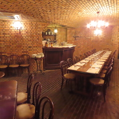 グループでまとまって座れる30名様用の大型個室です♪木の温もりを感じる重厚な造りで、一体感のある宴会を楽しめます◎大人数でのディナーやパーティの際も、本格的なパブ空間で素敵な夜をお過ごしください♪