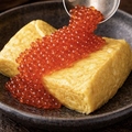 料理メニュー写真&nbsp;【鉄板だし巻き】いくらがけだし巻き卵