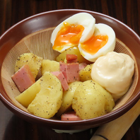 つぶして作るタイプのポテトサラダをご提供しています！