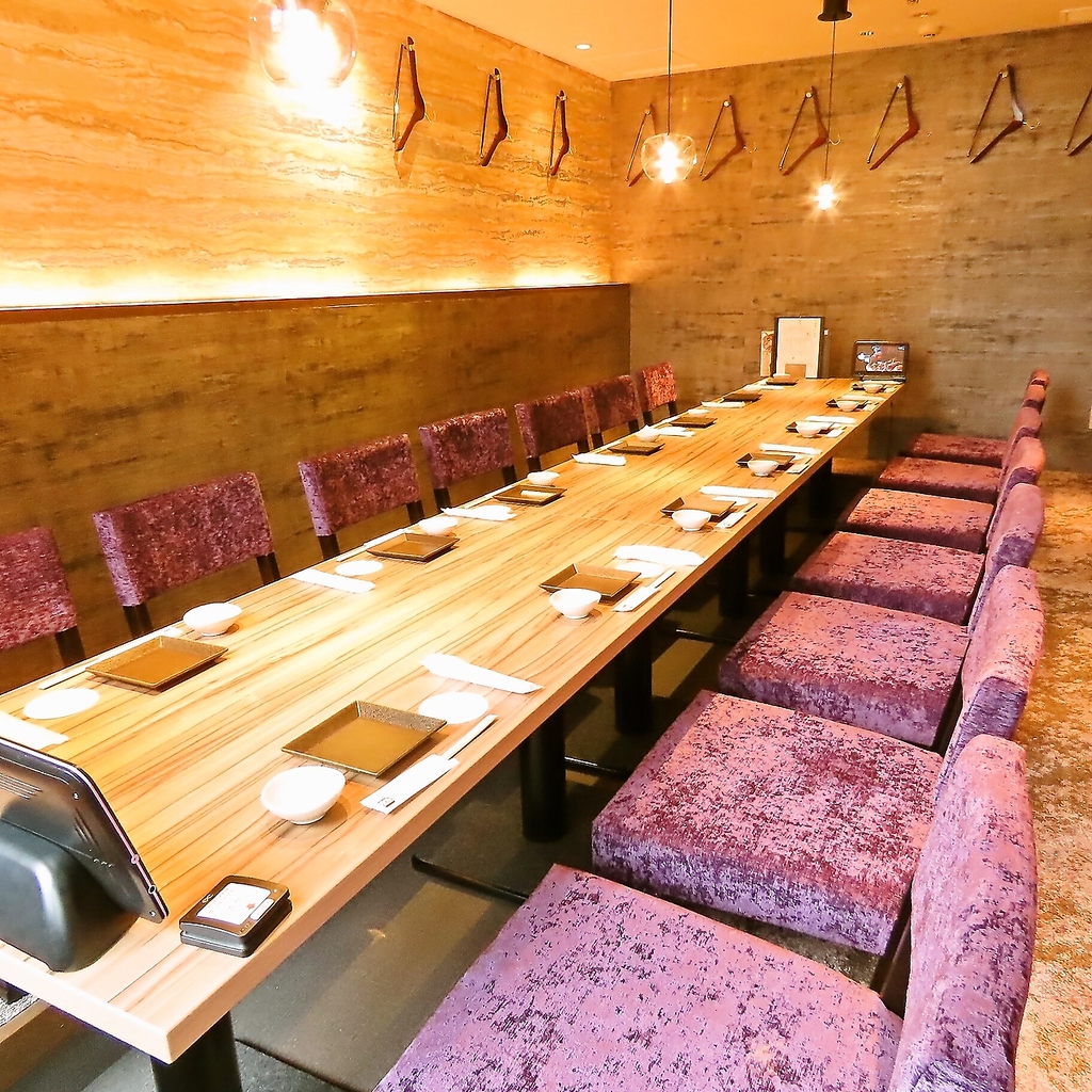 他にも4人・6人・8人席の個室も。少人数から大人数でも対応可能な店内はスタイリッシュ！