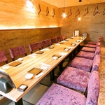 他にも4人・6人・8人席の個室も。少人数から大人数でも対応可能な店内はスタイリッシュ！