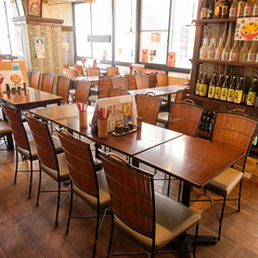 どこか懐かしの雰囲気あふれる当店。炭火焼の香ばしい匂いもあふれる店内は賑やかでいつも笑いがあふれる空間です。ぜひあたたかな空間で美味しい料理の数々をご堪能ください♪【炭火焼/テーブル/貸し切り/飲み会/宴会】