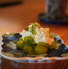 シャインマスカットと山椒、ミントのカプレーゼ