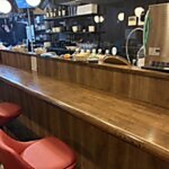 【臨場感も◎】調理の臨場感を感じながら食事を楽しめるカウンター席。目の前で仕上がる料理を眺めつつ、一品一品をじっくり味わえます。スタッフとの会話を交えながら、料理やお酒について聞けるのもカウンターならではの魅力。料理をメインに楽しみたい方や、ゆっくりと食事の時間を過ごしたい方にもおすすめのお席です。