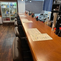 お一人様でもお気軽にご利用いただけるカウンター席もご用意しております♪ゆったり落ち着いた空間の中、お食事を楽しんでいただけます。お仕事帰りなどのサク飲み利用にもぴったりです!是非美味しい炭火焼鳥とお酒を楽しみにいらしてくださいませ。