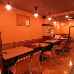 ぬくもりのあるテーブル席でごゆっくりお過ごしください。どこか懐かしく、落ち着いた雰囲気でお過ごし頂ける空間をご用意しております。