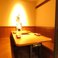 落ち着いた雰囲気の店内にはBOX席をご用意しております。周りのお席とは離れておりますので、個室でなくてもゆったりとご宴会をお楽しみいただけます。ぜひ素敵な宴会のひと時をお過ごしください♪予約受付中！