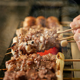 ＊直火で焼き本格焼き鳥、やきとん＊直火で一本ずつ丁寧に焼き上げるやきとり・やきとんは当店の看板。外は香ばしく、中は驚くほどジューシーで、上野・御徒町での“焼き鳥飲み”にぴったり。アメ横帰りのサク飲みにも人気の、誰もが頼む名物メニューです。