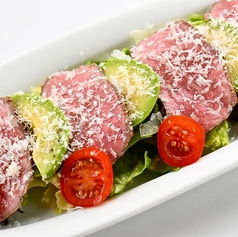 和牛とアボカドのトリュフチーズパッチョ