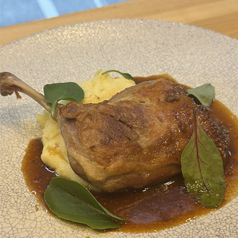 骨付き鴨モモ肉のコンフィ マッシュポテト添え粒マスタードソース