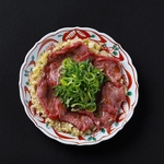 特製にんにくダレをしっかり絡めた牛タン！焼けば香ばしさ倍増！