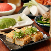 ＊仕事帰りでも入りやすい大衆酒場の雰囲気＊焼き場の香りとあたたかな照明が広がる店内は、上野らしい大衆酒場ならではの居心地の良さ。御徒町や広小路方面の帰り道にふらっと立ち寄れる気軽さが魅力で、一人飲みのお客様にも好評です。