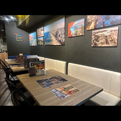 テーブル席は2名様で広々と使用していただいても、4名様掛けでもOK！女子会や会社宴会など様々なシーンでお使いいただけます。テーブル席は3タイプで、2名～4名掛けのテーブル席の他に、広々としたソファ席、写真奥のテーブルを囲んだお洒落なテーブル席がございます！NET予約はお早めに！