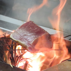 香ばしい香りが堪らない！名物かつおの藁焼きを堪能◎