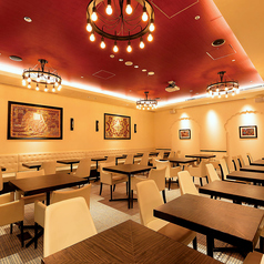 広々として暖かな雰囲気が漂うワンフロアの空間は、Tokyoの真ん中でゆったりとした非日常を彩ります。