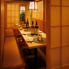 12名様対応の半個室席は、会社宴会や食事会など中規模の集まりにぴったり。広々とした設計ながら落ち着いた雰囲気を保ち、大皿料理も並べやすいテーブルサイズが特徴です。会話がしやすい居心地の良い空間で、ゆったりとくつろぎながらお食事を楽しめます。どの年代にも利用しやすい席です。