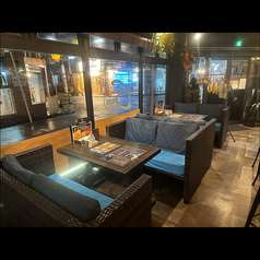 ゆったりくつろげるソファ席はテーブルを囲んで広々とお使いいただけます。女子会などにも人気のお席です。NET予約も対応しておりますので、お気軽にご予約ください！シーシャをシェアして楽しむのにもぴったりのソファ席です。