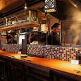 目の前で調理が見えるカウンター席。臨場感溢れるオープンキッチンを眺めながら、串焼きと共にお酒を1杯。