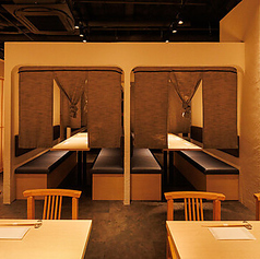 こだわり抜いた旬の食材で仕立てる繊細なお寿司や和食をゆったりと味わえる、大人の隠れ家。テーブル席のほか半個室風のお席もご準備しています。職人が手間をかけて完成させたお寿司をごゆっくりお召し上がりいただけます。