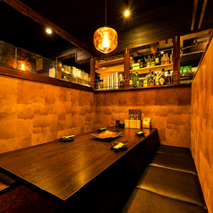 【半個室のテーブル席】高めの仕切りがある半個室のテーブル席。誕生日/記念日/女子会/歓送迎会/各種宴会に使いやすいお席です。４～８名様まで