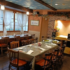 10テーブル通常は席25席までございます。店内のテーブルをお客様のご希望スタイルに合わせてテーブル配置をセットしていただけます。ご利用人数、ご予算はご相談に応じますので、お気軽にご相談ください。お席の数も少しは