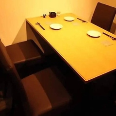 【テーブル席半個室：3～4名様×4卓】最大16名様までOK！多様なシーンで使える和空間。接待や会食に最適な半個室は、3～4名様用のテーブル席を4卓ご用意。連結することで最大16名様までご利用可能です。少人数での飲み会はもちろん、企業の宴会や打ち上げなど、幅広いシーンでご利用いただけます。