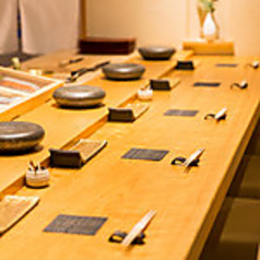 高級感と温かみを感じられる檜造りのカウンター。デートはもちろん、お一人様も歓迎です。