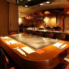 地下にはメインのカウンター席の他にテーブル席を1卓ご用意しており、最大7名様までお使いいただけます。左右と背後、3方向を壁に囲まれた密やかな空間なので、ご接待や会食など、大切な方とゆっくりお食事やお話をしたいご会食におすすめです。お顔合わせなどでも和やかなひと時をお過ごしいただけます。