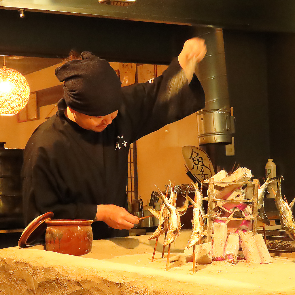 【炉端焼き】直火ではなく遠赤外線でじっくりと焼き上げ、新鮮なお魚をまるまる塩焼きで召し上がれ♪